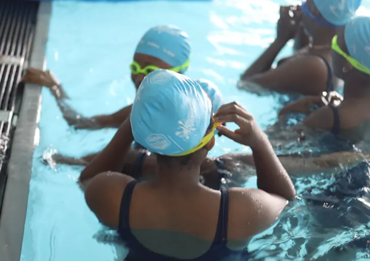 Apprentissage de la nage à la piscine