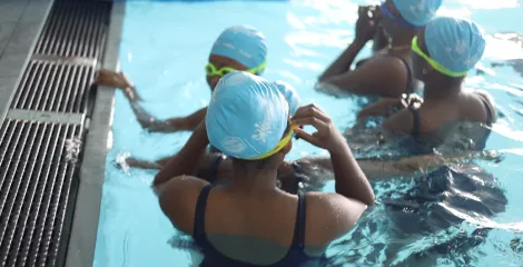Apprentissage de la nage à la piscine